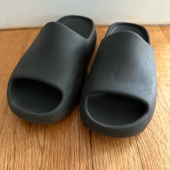 adidas gazelle silver green womens adidas Yeezy Slide Bone (2022) (Kids) main image 0